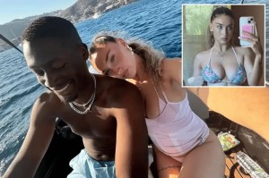 世界杯比赛在线观看软件-【每日足球女神13】斯科尔斯女儿和男友外出度假，社媒晒照大秀性感身材|Ali|曼联|游艇|鸡尾酒_新浪体育_新浪新闻
