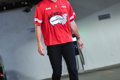 库里继续替补17+5勇士险胜国王结束4连败，梅尔顿21+4+5