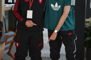 世界杯官方直播app下载-渣叔也有1米9！克洛普与2米01的高佬克劳奇合照，只矮半个头